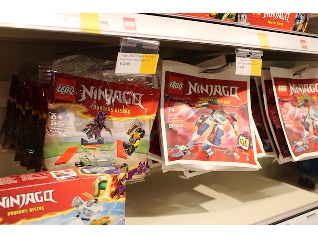 Lego ninjago op drie schappen, totaal 63 verpakkingen. - afbeelding 5 van  7