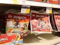 Lego ninjago op drie schappen, totaal 63 verpakkingen. - afbeelding 5 van  7