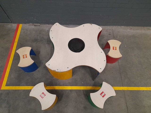 Lego speeltafel + 4 zitjes - afbeelding 2 van  4