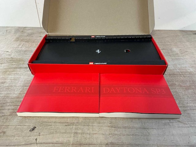 Lego technic ferrari daytona sp3 42143 educatief - afbeelding 4 van  9