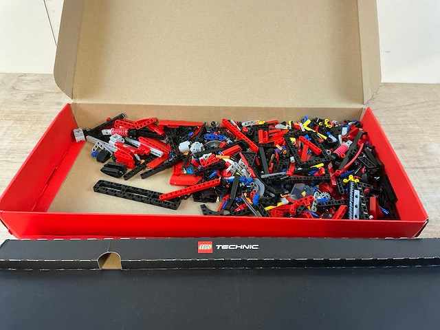Lego technic ferrari daytona sp3 42143 educatief - afbeelding 5 van  9
