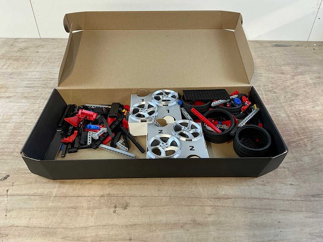 Lego technic ferrari daytona sp3 42143 educatief - afbeelding 8 van  9