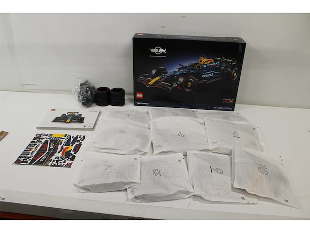 Lego technic oracle red bull racing rb20 f1 auto - afbeelding 5 van  6
