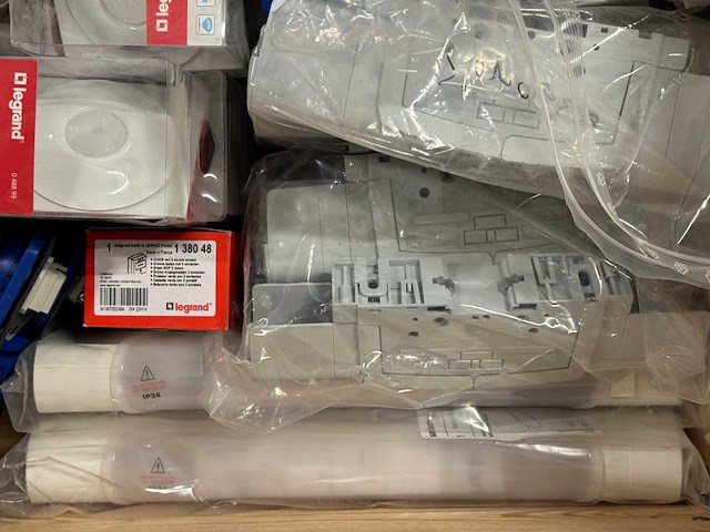 Legrand - partij elektra installatiemateriaal (41kg) - afbeelding 2 van  10
