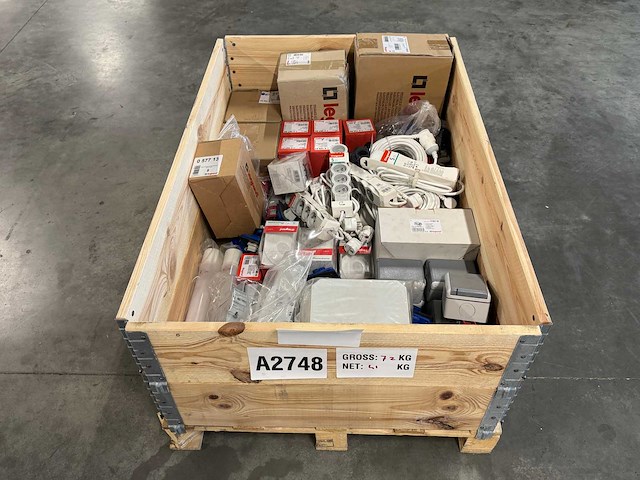 Legrand - partij elektra installatiemateriaal (41kg) - afbeelding 1 van  10