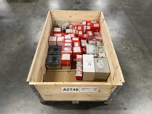 Legrand - partij elektra installatiemateriaal en bewegingsdetector - afbeelding 1 van  9