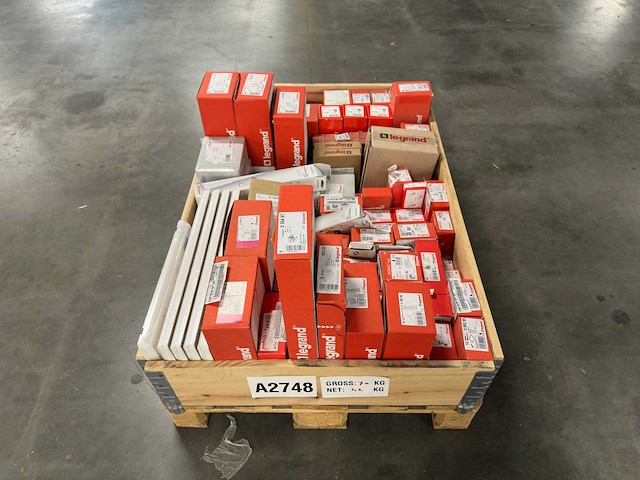 Legrand - partij elektra installatiemateriaal - afbeelding 1 van  13