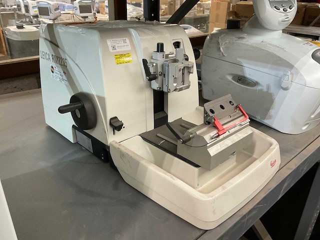 Leica manual rotery microtome - afbeelding 1 van  4