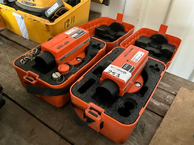 Leica waterpas toestel (2x) - afbeelding 3 van  3