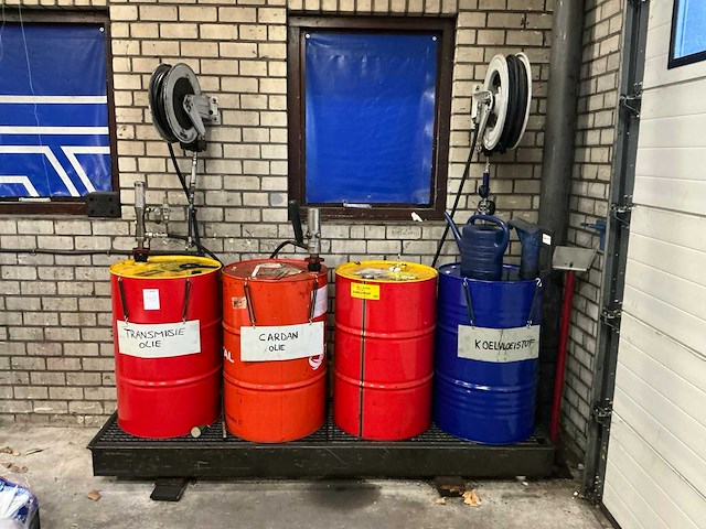 Lekbak met 2 pompen en 2 slanghaspels - afbeelding 1 van  11