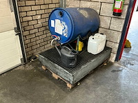 Lekbak met aangebroken vat screenwash - afbeelding 4 van  4