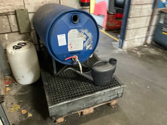 Lekbak met aangebroken vat screenwash - afbeelding 3 van  4