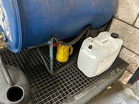 Lekbak met aangebroken vat screenwash - afbeelding 2 van  4