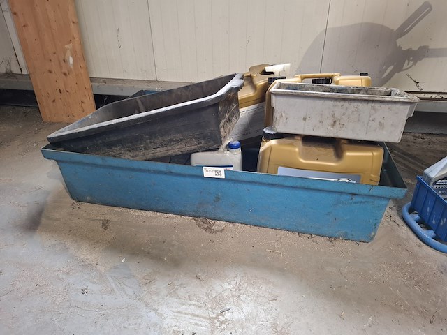 Lekbak met diverse vloeistoffen - afbeelding 1 van  3