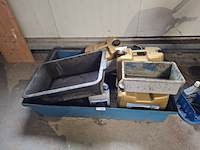 Lekbak met diverse vloeistoffen - afbeelding 2 van  3