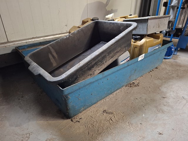 Lekbak met diverse vloeistoffen - afbeelding 3 van  3