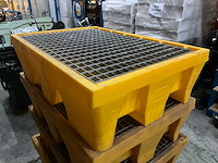 Lekbeheerbare pallet met gegalvaniseerd rooster - afbeelding 1 van  3