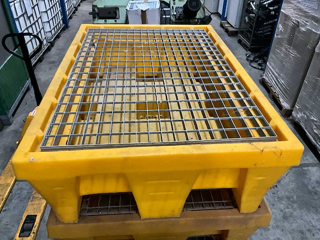 Lekbeheerbare pallet met gegalvaniseerd rooster - afbeelding 2 van  3