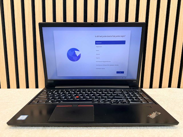Lenovo - thinkpad e590 - i5 / 16gb / 256gb / 15,3" laptop - afbeelding 1 van  10