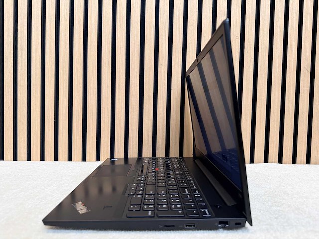 Lenovo - thinkpad e590 - i5 / 16gb / 256gb / 15,3" laptop - afbeelding 4 van  10