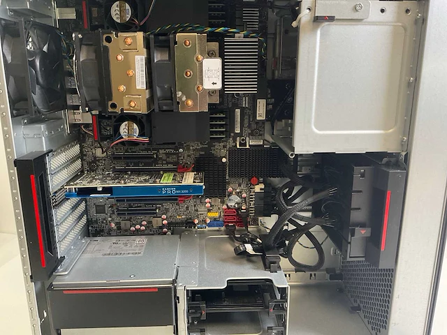 Lenovo p620, amd ryzen threadripper pro 3945wx, 128 gb ram (8x16gb), 1 tb nvme, amd radeon pro wx 3200 4 gb workstation - afbeelding 6 van  6