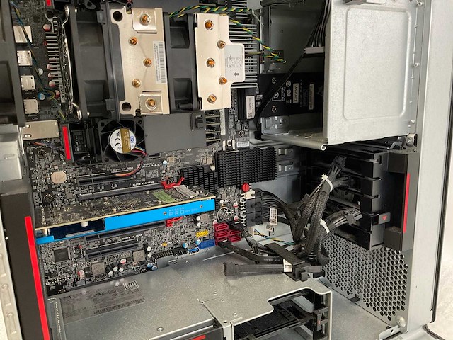 Lenovo p620, amd ryzen threadripper pro 3945wx, 128 gb ram (8x16gb), 1 tb nvme, amd radeon pro wx3200 4 gb workstation - afbeelding 6 van  6