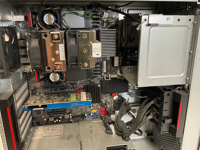 Lenovo p620, amd ryzen threadripper pro 3995wx, 256 gb ram (8x32gb), 2 tb nvme, amd radeon pro wx 3200 4 gb workstation - afbeelding 6 van  6