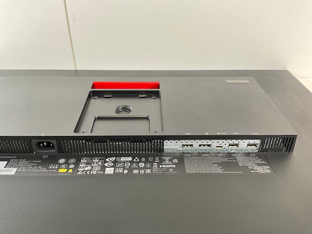 Lenovo (t32p-20) 32”, 3840x2160 (uhd) ips monitor - afbeelding 7 van  8