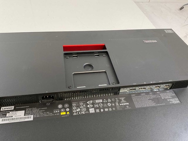 Lenovo (t32p-20) 32”, 3840x2160 (uhd) ips monitor - afbeelding 4 van  5