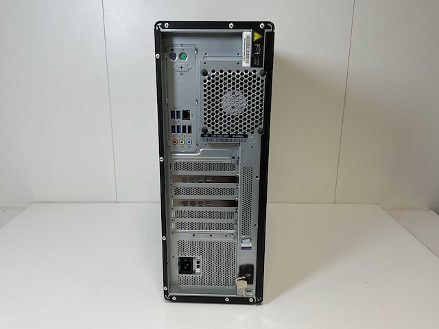 Lenovo thinkstation p520, xeon(r) w-2135, 64 gb ram, no hdd, 2x nvidia quadro p1000 4 gb workstation - afbeelding 4 van  5