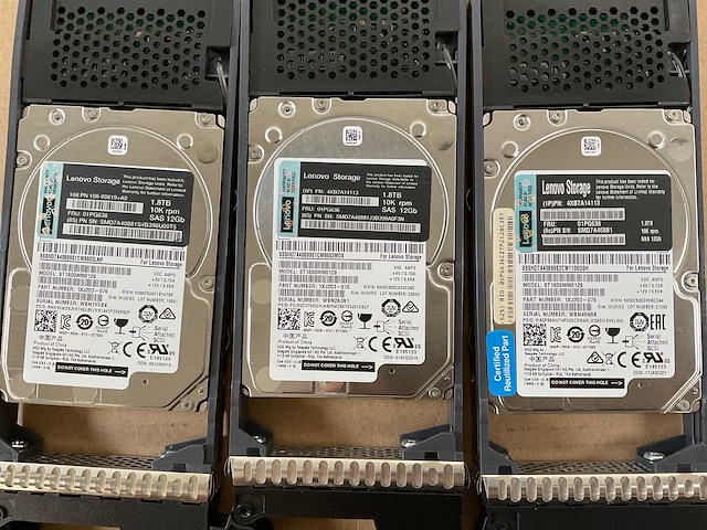 Lenovo thinksystem (de240s) - 23x 1,8 tb lenovo (st1800mm0129) - 1x 1.8 tb lenovo (al15seb18eq) 2u24 sff expansion enclosure; - afbeelding 2 van  15