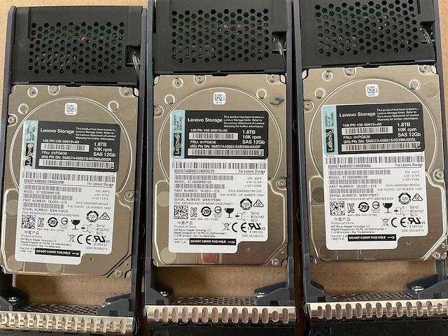 Lenovo thinksystem (de240s) - 23x 1,8 tb lenovo (st1800mm0129) - 1x 1.8 tb lenovo (al15seb18eq) 2u24 sff expansion enclosure; - afbeelding 5 van  15