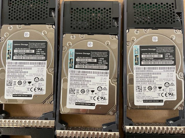 Lenovo thinksystem (de240s) - 23x 1,8 tb lenovo (st1800mm0129) - 1x 1.8 tb lenovo (al15seb18eq) 2u24 sff expansion enclosure; - afbeelding 14 van  15
