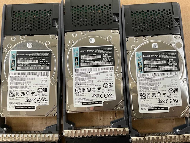 Lenovo thinksystem (de240s) - 23x 1,8 tb lenovo (st1800mm0129) - 1x 1.8 tb lenovo (al15seb18eq) 2u24 sff expansion enclosure; - afbeelding 6 van  15