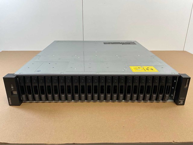 Lenovo thinksystem (de240s) - 23x 1,8 tb lenovo (st1800mm0129) 2u24 sff expansion enclosure; - afbeelding 1 van  14
