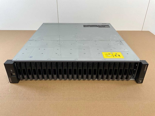 Lenovo thinksystem (de240s) - 23x 1,8 tb lenovo (st1800mm0129) 2u24 sff expansion enclosure; - afbeelding 1 van  14