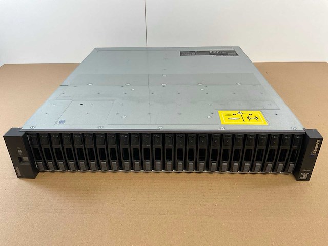 Lenovo thinksystem (de240s) - 24x 1,8 tb lenovo (st1800mm0129) 2u24 sff expansion enclosure; - afbeelding 1 van  14