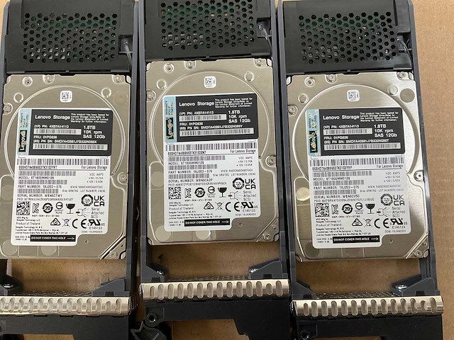 Lenovo thinksystem (de240s) - 24x 1,8 tb lenovo (st1800mm0129) 2u24 sff expansion enclosure; - afbeelding 3 van  14
