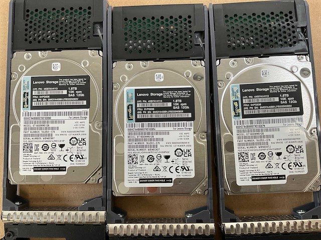 Lenovo thinksystem (de240s) - 24x 1,8 tb lenovo (st1800mm0129) 2u24 sff expansion enclosure; - afbeelding 14 van  14