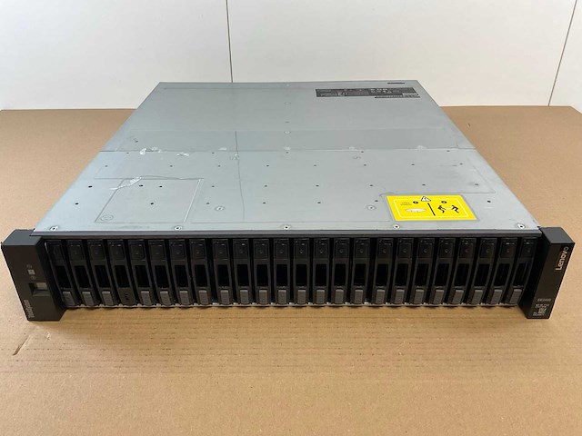 Lenovo thinksystem (de240s) - 24x 1,8 tb lenovo (st1800mm0129) 2u24 sff expansion enclosure; - afbeelding 1 van  14