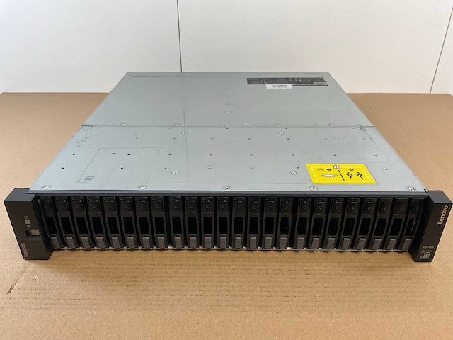 Lenovo thinksystem (de240s) - 24x 1,8 tb lenovo (st1800mm0129) 2u24 sff expansion enclosure; - afbeelding 1 van  14