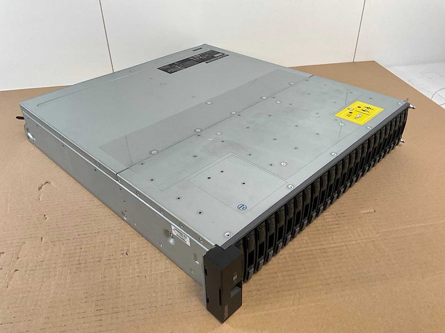 Lenovo thinksystem (de240s) - 24x 1,8 tb lenovo (st1800mm0129) 2u24 sff expansion enclosure; - afbeelding 8 van  14
