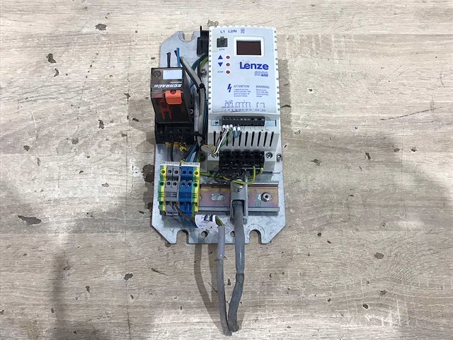 Lenze e82eb371x2b inverter - afbeelding 1 van  4