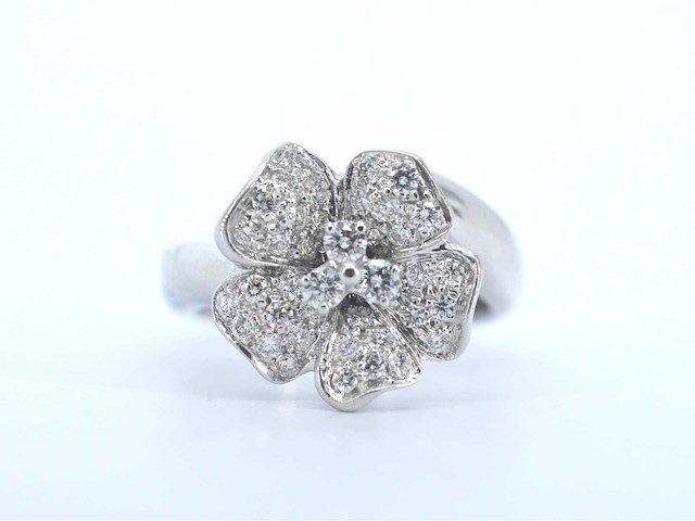Leo pizzo - witgouden ring met diamanten in bloemvorm - afbeelding 2 van  11
