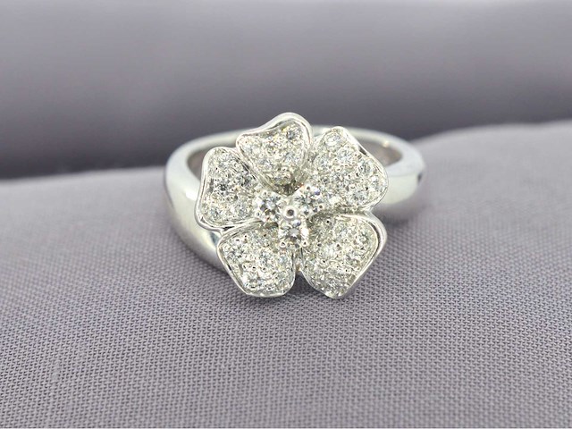 Leo pizzo - witgouden ring met diamanten in bloemvorm - afbeelding 1 van  11