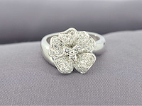 Leo pizzo - witgouden ring met diamanten in bloemvorm - afbeelding 1 van  11