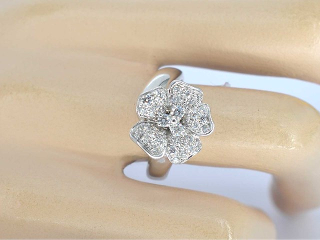 Leo pizzo - witgouden ring met diamanten in bloemvorm - afbeelding 4 van  11