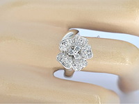 Leo pizzo - witgouden ring met diamanten in bloemvorm - afbeelding 4 van  11