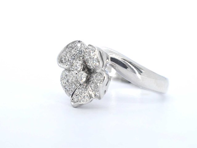 Leo pizzo - witgouden ring met diamanten in bloemvorm - afbeelding 7 van  11