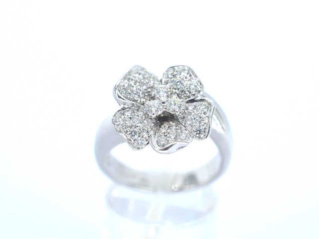Leo pizzo - witgouden ring met diamanten in bloemvorm - afbeelding 8 van  11
